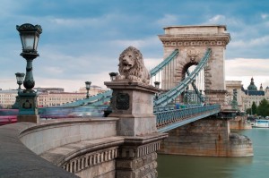 Most Łańcuchowy na Dunaju łączący diw części Budapesztu - Budę i Peszt. Jeden z najsłynniejszych obiektów w stolicy Węgier.