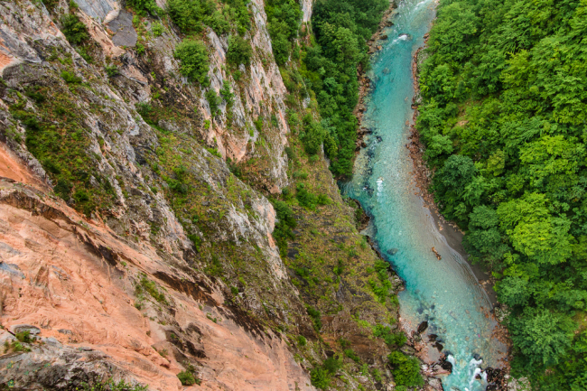 Tara tworzy przełom, płynąc wąską i głęboką doliną - to najgłębszy w Europie kanion.