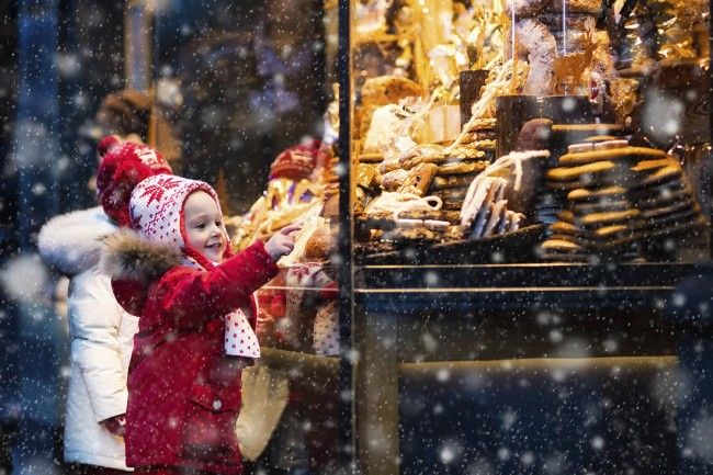 16010106-Children window shopping on traditional Christmas market in Germany