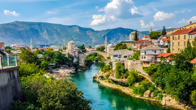 Panorama Mostaru ze Starym Mostem na Naretwie wpisanym  na listę światowego dziedzictwa kulturowego UNESCO.