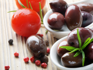 Oliwa z oliwek to bogate źródło deficytowego Omega-3, a pomidory mają silne działanie przeciwutleniającym i poprawiają odporność. 