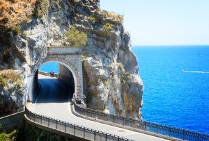 Trasa Amalfi - malownicza droga wzdłuż wybrzeża Morza Tyrreńskiego.
