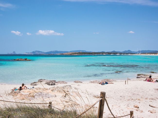 Formentera - najpiękniesze plaże Balearów, a wśród nich Playa de ses Illetes.