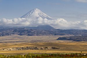 Góra Ararat – masyw wulkaniczny leżący na terytorium Turcji, 32 km od granicy z Armenią i 16 km od granicy z Iranem.