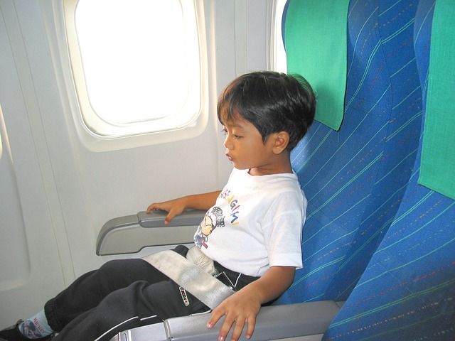 Podróż samolotem z dzieckiem – jak zorganizować mu czas?