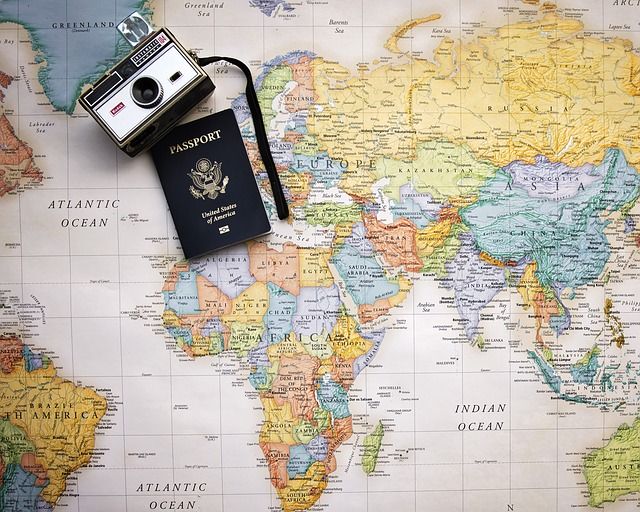 Paszport czy dowód osobisty – co wybrać?